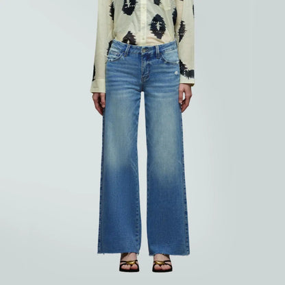 Mid-to-low waist loose--fitting jeans, BBL, spring fashion everyday outfit.