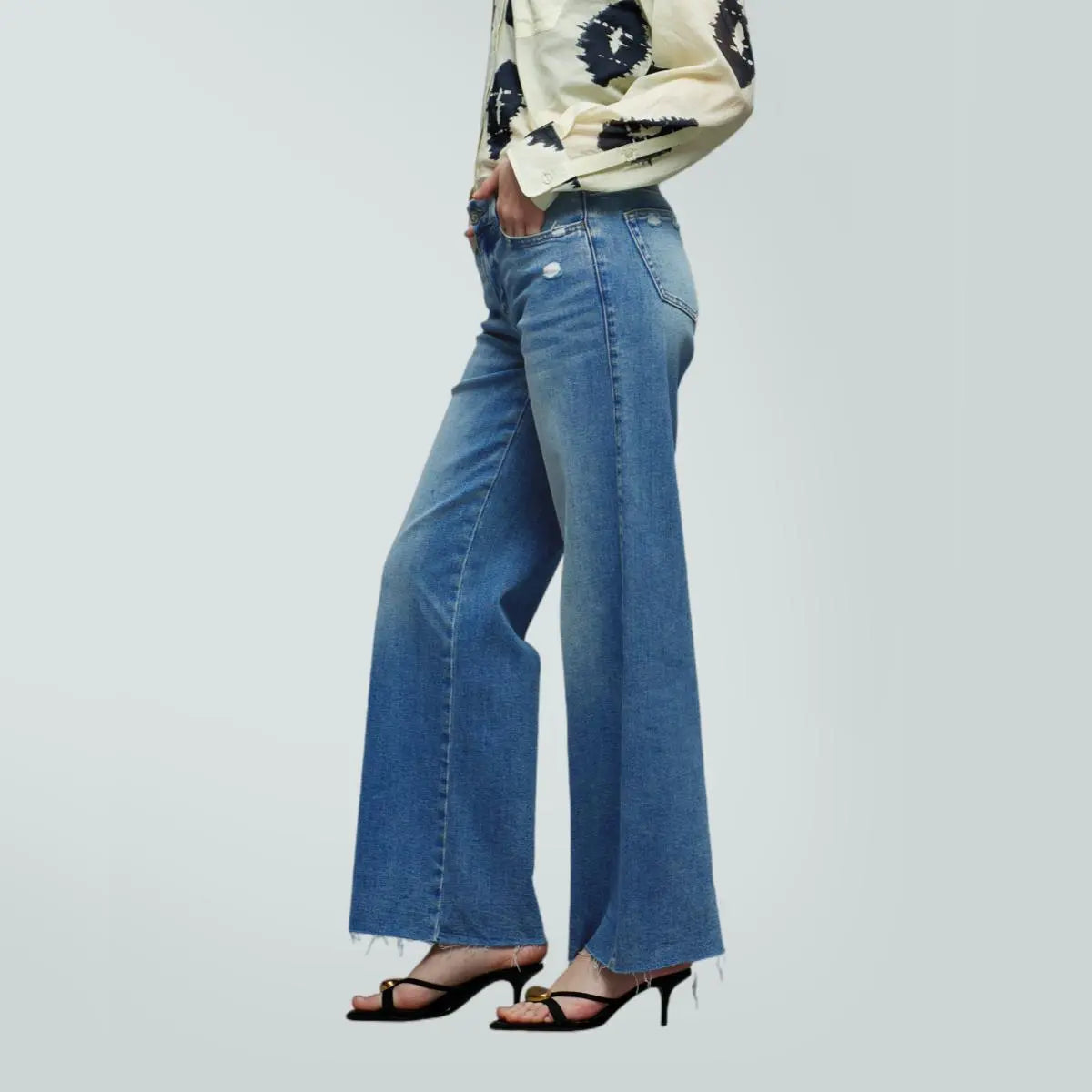 Mid-to-low waist loose--fitting jeans, BBL, spring fashion everyday outfit.